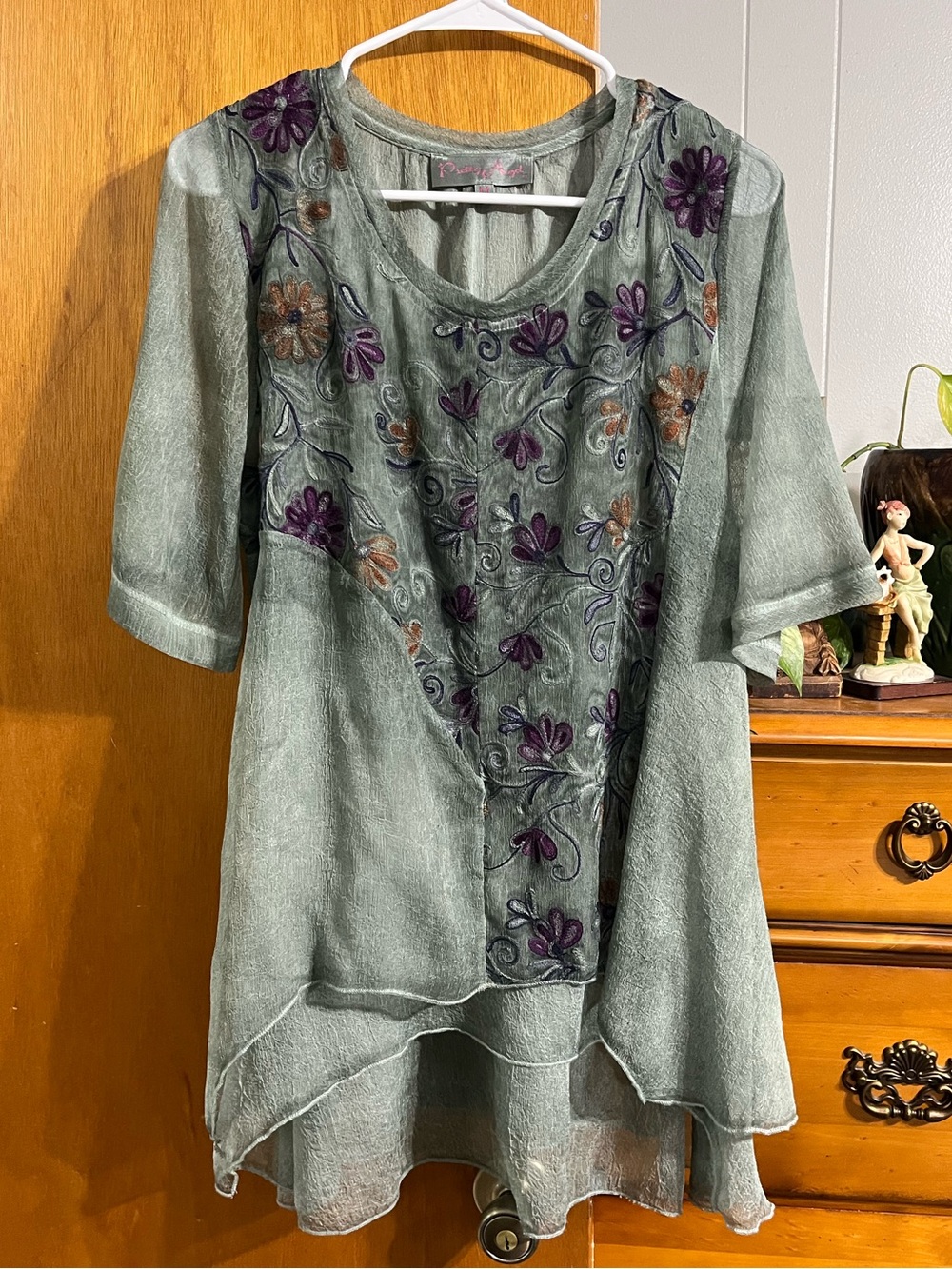 Pretty Angel Sage Green Floral Embroidered Short Sleeve Blouse Size Medium